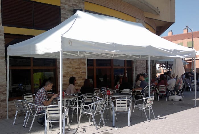 Carpa plegable instalada en una terraza profesional