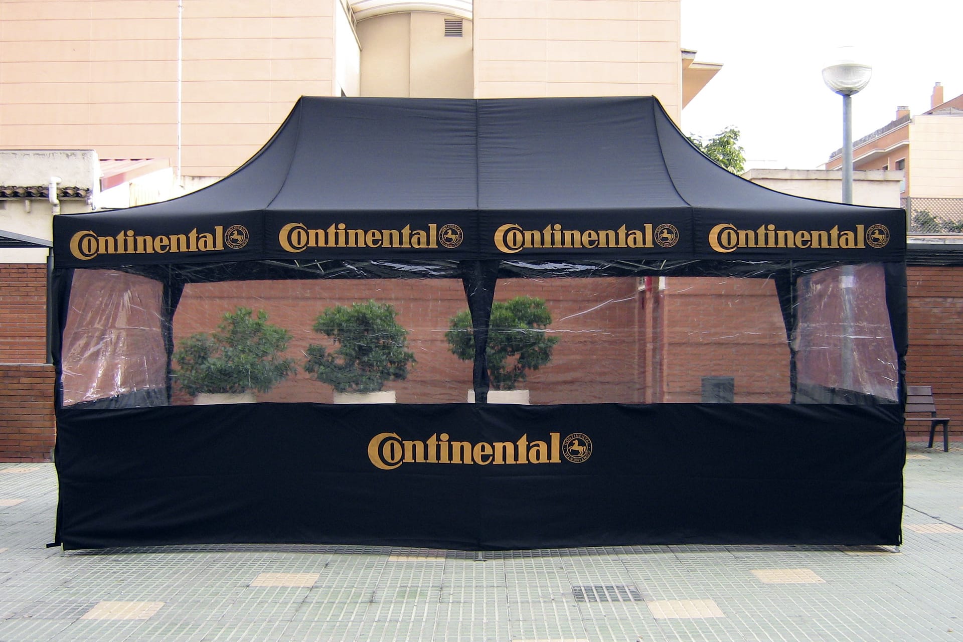 Carpa plegable personalizada con paredes para evento corporativo