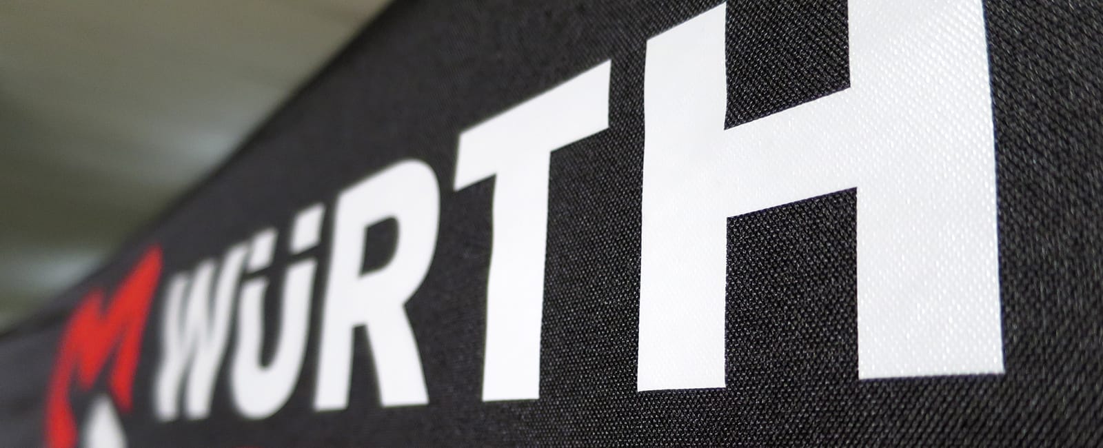 Detalle de acabado gráfico en una lona de carpa personalizada